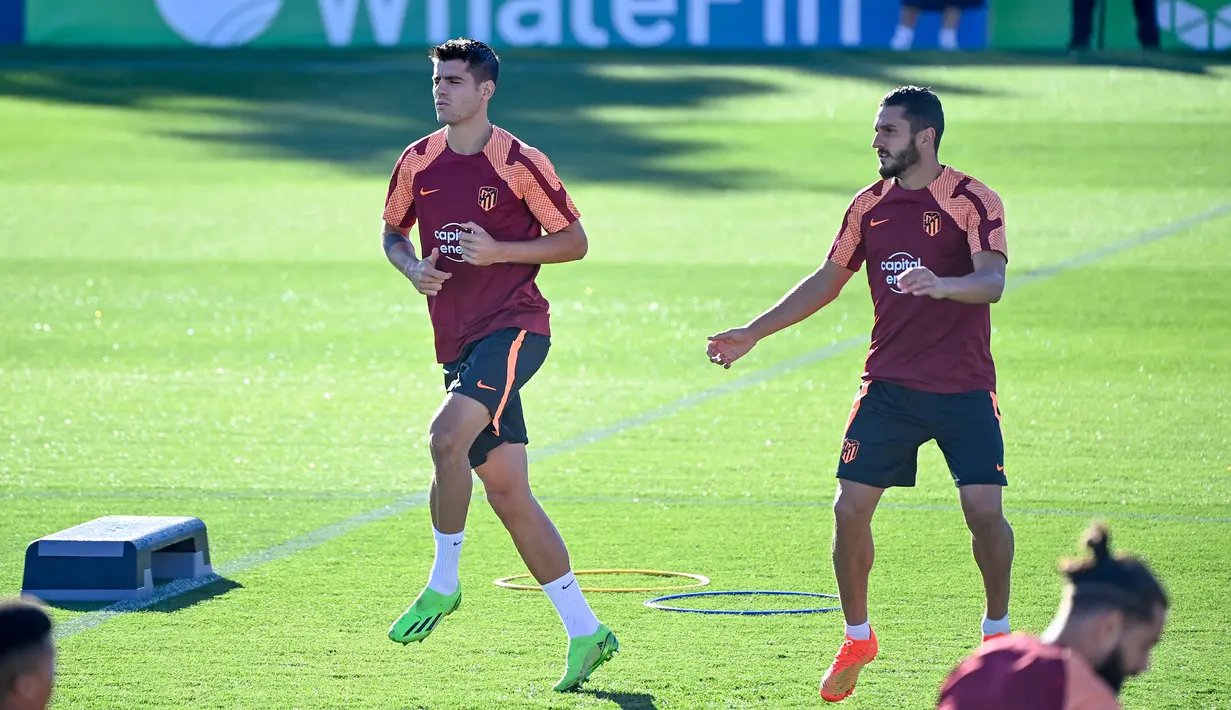 Pemain Atletico Madrid Alvaro Morata (kiri) dan Koke mengikuti sesi latihan di Madrid, Spanyol, Selasa (6/9/2022). Atletico Madrid akan menghadapi FC Porto pada pertandingan sepak bola leg pertama grup B Liga Champions UEFA. (PIERRE-PHILIPPE MARCOU/AFP)
