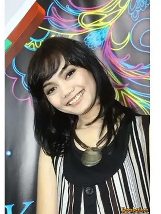 Sedangkan di layar kaca, Rina sebelum sering tampil di acara-acara komedi, ia lebih banyak menjadi pembawa acara. Puluhan judul acara telah dibawakan oleh Rina baik sendiri atau bareng pembawa acara lain.(dok.Kapanlagi.com)