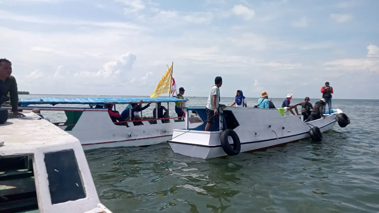 Nelayan sedang mendatangi kapal PT KEI yang sedang melaksanakan siesmik di Pulau Kangean, Kabupaten Sumene, Madura, Jawa Timur. (Liputan6.com/Istimewa).