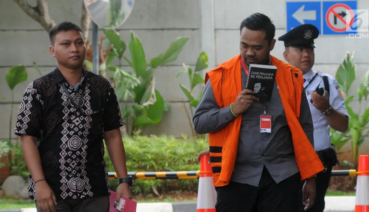 Anggota DPRD Kota Malang Syamsul Fajrih (kanan) tiba Gedung KPK, Jakarta, Kamis (22/11). Syamsul akan menjalani pemeriksaan penyidik KPK sebagai tersangka. (Merdeka.com/Dwi Narwoko)
