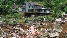 Puing-puing berserakan di lokasi bencana longsor di Desa Clapar, Kecamatan Madukara, Banjarnegara, Jawa Tengah, Rabu (30/3). Sebagian warga mengungsi ke tempat aman dan diperkirakan longsoran menutup lahan kebun buah salak seluas 60 hektar. (Foto: Gholib)