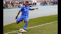 Striker Al Hilal, Neymar melepaskan tendangan sudut saat menghadapi PFC Navbahor pada laga Grup D Liga Champions Asia 2023/2024 di King Fahd International Stadium, Riyadh, Selasa (19/9/2023) dini hari WIB. (AFP/Fayez Nureldine)
