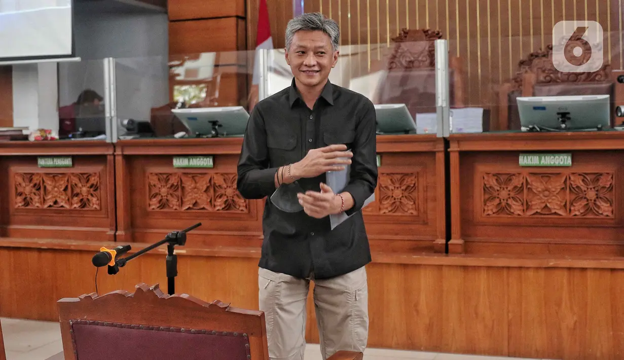 Terdakwa kasus perintangan proses penyidikan pembunuhan berencana terhadap Nofriansyah Yosua Hutabarat atau Brigadir J, Brigjen Hendra Kurniawan bersiap mengikuti sidang di Pengadilan Negeri Jakarta Selatan, Kamis (27/10/2022). Hendra diketahui didakwa merintangi proses penyidikan kasus pembunuhan terhadap Nofriansyah Yosua Hutabarat atau Brigadir J. Dia didakwa bersama Ferdy Sambo, Arif Rahman Arifin, Agus Nurpatria, Chuck Putranto, Irfan Widyanto, dan Baiquni Wiboro. (Liputan6.com/Angga Yuniar)