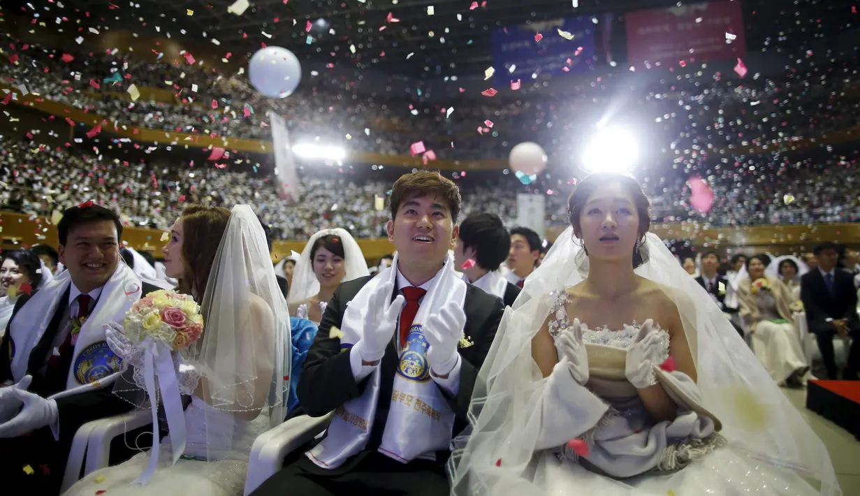 Sejumlah pasangan saat mengikuti pernikahan massal di Gereja Unifikasi Korea Selatan, (20/02). Pernikahan massal di Korea Selatan sudah sering diadakan dan menjadi ciri khas gereja yang didirikan pada tahun 1954 tersebut.(REUTERS / Kim Hong - Ji)