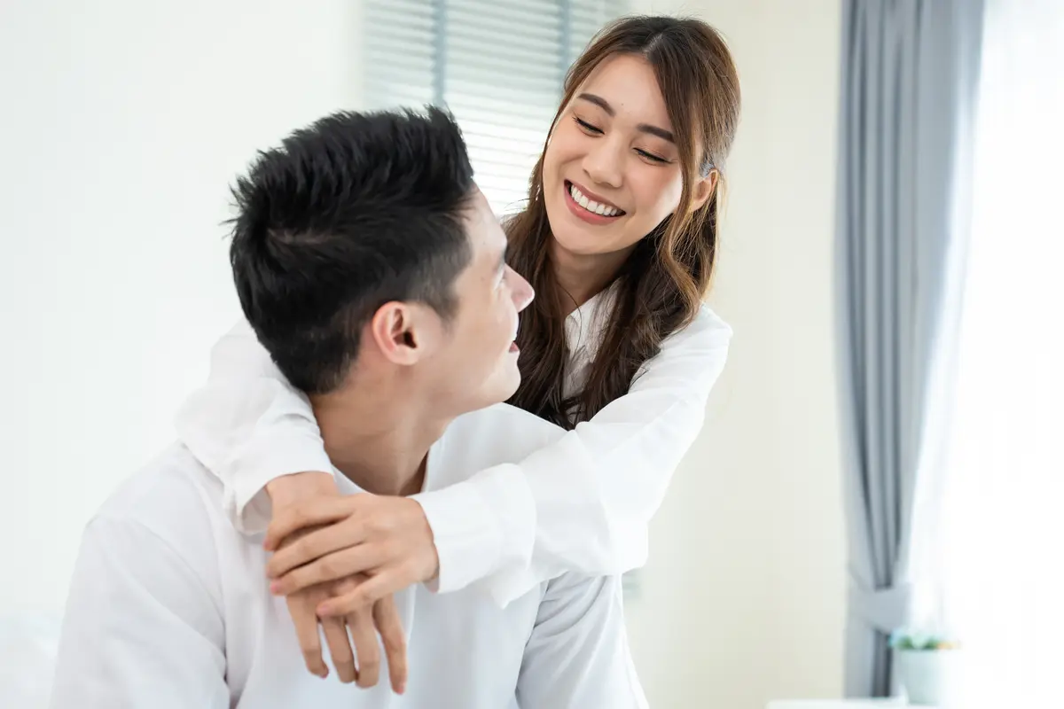 perempuan dan pasangan april 13