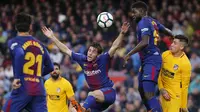 Gelandang Barcelona, Sergi Roberto, menyundul bola saat melawan Atletico Madrid pada laga La Liga Spanyol di Stadion Camp Nou, Barcelona, Minggu (4/3/2018). Barcelona menang 1-0 atas Atletico. (AFP/Pau Barrena)