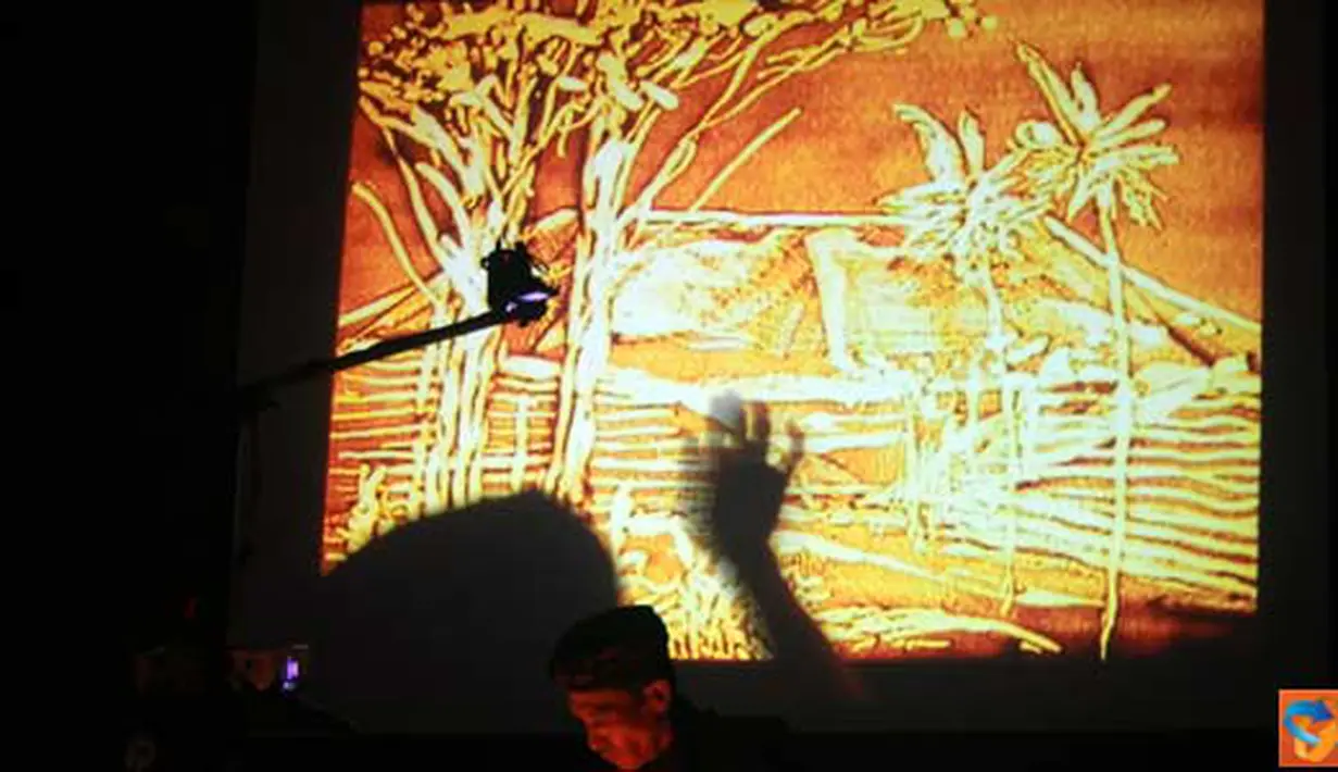 Citizen6, Bandung: Fauzan, pelukis dengan pasir pantai pada acara wayang festival di Kampus Unpad Bandung, Jawa Barat (25/4). 