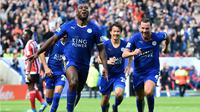 Ekspresi Wes Morgan setelah mencetak gol ke gawang Southampton dalam laga Liga Inggris di Stadion King Power, Leicester, Minggu (3/4/2016). (AFP/Ben Stansall)