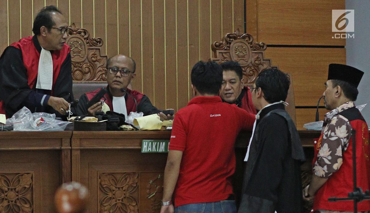 Hakim menunjukkan barang bukti berupa senjata api saat sidang Gatot Brajamusti atau Aa Gatot di PN Jakarta Selatan, Selasa (7/11). Barang bukti tersebut di antaranya senjata api Glock tipe 26 dan senjata api pistol Walther. (Liputan6.com/Herman Zakharia)