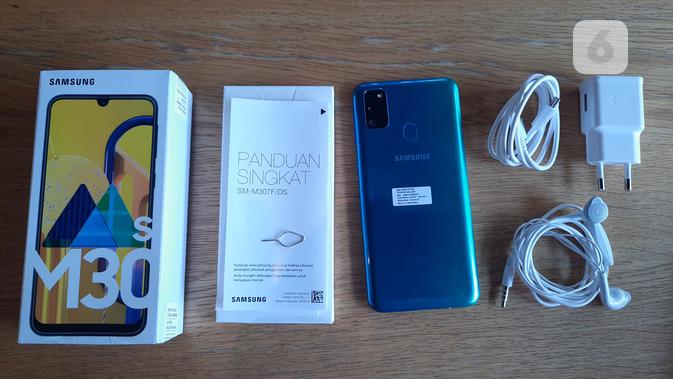 Kelengkapan di boks Samsung Galaxy M30s, satu unit smartphone, pengisi daya, charger USB tipe C, earphone, dan SIM card ejector (Liputan6.com/ Agustin Setyo W).