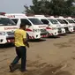 Sejumlah ambulans bersiap menunggu evakuasi jenazah korban pesawat Lion Air JT 610 di Tanjung Pakis, Karawang, Jawa Barat, Senin (29/10). Pesawat Lion Air JT 610 yang jatuh membawa 188 orang. (Liputan6.com/Herman Zakharia)
