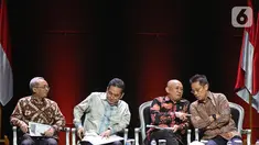 Mendag Agus Suparmanto (kedua kiri) dan Menkop UKM Teten Masduki (kedua kanan) saat diskusi panel VI Rakornas Indonesia Maju antara Pemerintah Pusat dan Forum Koordinasi Pimpinan Daerah di Bogor, Rabu (13/11/2019). Panel VI itu membahas transformasi ekonomi I. (Liputan6.com/Herman Zakharia)