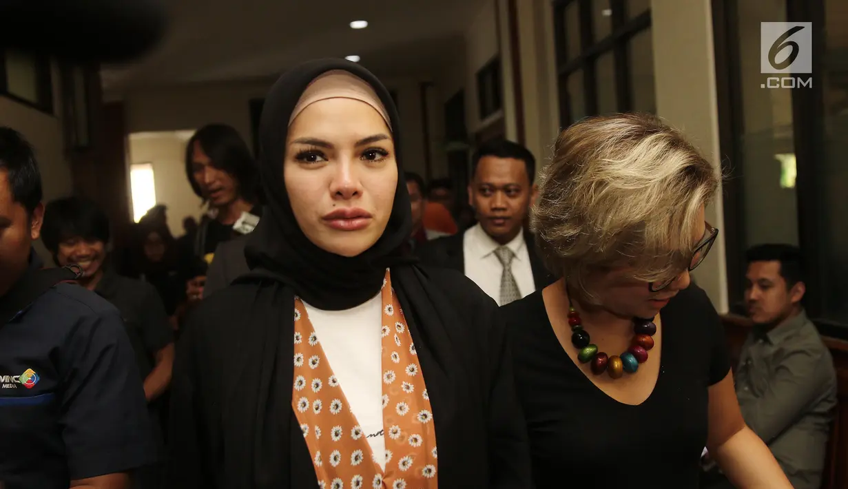 Aktris Nikita Mirzani saat akan menjalani sidang isbat pernikahannya dengan Dipo Latief di Pengadilan Negeri Jakarta Selatan, Rabu (1/8). Nikita mengaku tidak tahu alasan Dipo Latief tak menghadiri sidang isbat. (Liputan6.com/Herman Zakharia)