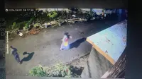 CCTV Rekam Aksi Begal Bersenjata di Cimahi Bawa Kabur Sepeda Motor Pasutri