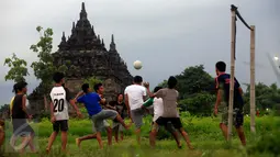 Sejumlah warga bermain bola di sekitar Candi Plaosan, Klaten, Jateng, Selasa (26/1/2016). Menurut para ahli, Candi Plaosan merupakan perpaduan antara kebudayaan Hindu dan Buddha. (Foto: Boy Harjanto)