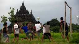 Sejumlah warga bermain bola di sekitar Candi Plaosan, Klaten, Jateng, Selasa (26/1/2016). Menurut para ahli, Candi Plaosan merupakan perpaduan antara kebudayaan Hindu dan Buddha. (Foto: Boy Harjanto)