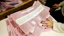Surat suara Referendum Reformasi Konstitusi sedang dikumpulkan oleh relawan di Roma, Italia, Minggu (4/12). Warga Italia memilih menolak rencana Reformasi Konstitusi. (REUTERS / Tony Gentile)