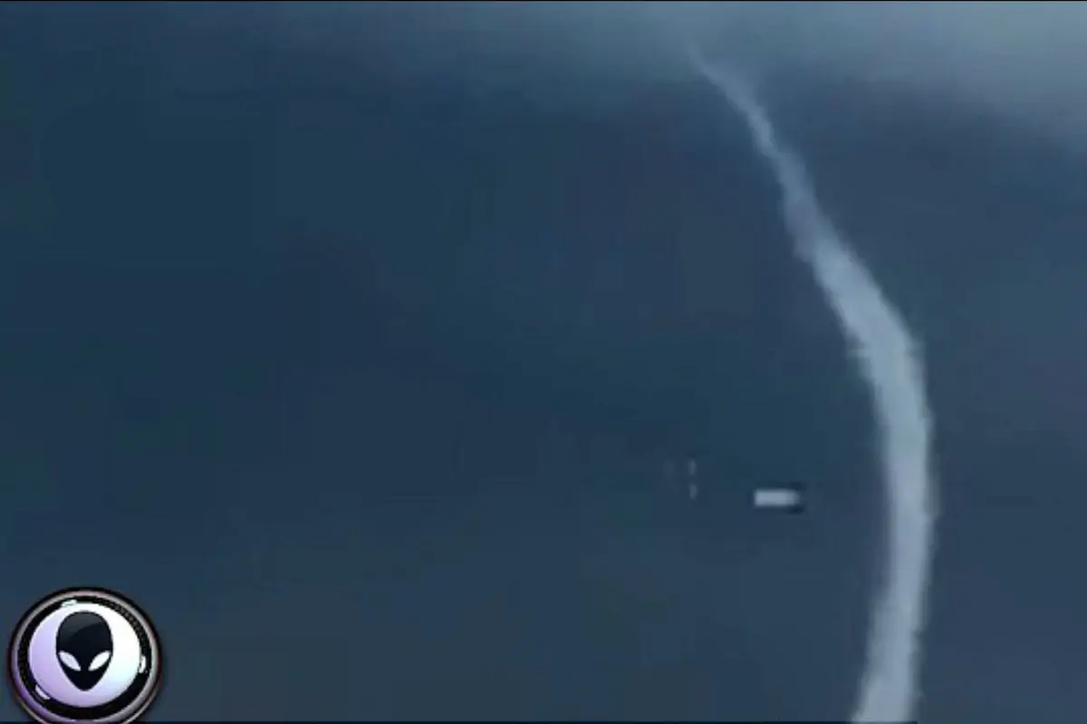 Penampakan diduga UFO menyedot air dari laut Mediterania di Aljazair. (Screen Grab)