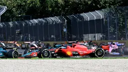 Momen mobil milik pembalap Scuderia Ferrari, Charles Leclerc dari gravel setelah terjadi senggolan dengan Lance Stroll di tikungan 3 dalam balapan Formula 1 GP Australia di Sirkuit Albert Park, Melbourne, pada Minggu (2/4/2023). (AFP/Paul Crock)