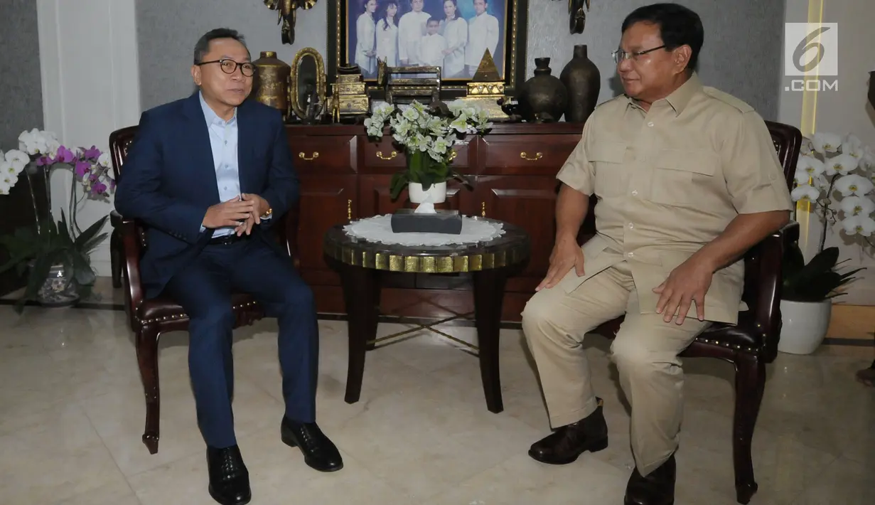 Ketua MPR yang juga Ketua Umum PAN, Zulkifli Hasan (kiri) berbincangKetua Umum Partai Gerindra Prabowo Subianto di Rumah Dinas Ketua MPR, Jakarta, Senin (25/6). Pertemuan kedua tokoh tersebut berlangsung tertutup. (Liputan6.com/Helmi Fithriansyah)