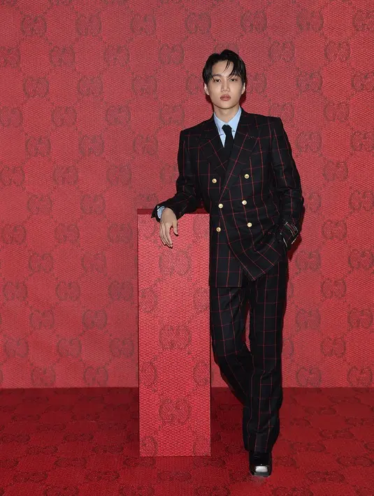 Jadi satu-satunya artis Korea di Milan Fashion Week FW23, Kai EXO tampil necis dengan setelan jas dari koleksi Gucci FW23. @zkdlin.