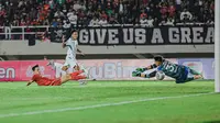 Toni Firmansyah cetak dua gol untuk Persebaya saat menghadapi Persis Solo di Liga 1 (dok: Persebaya)
