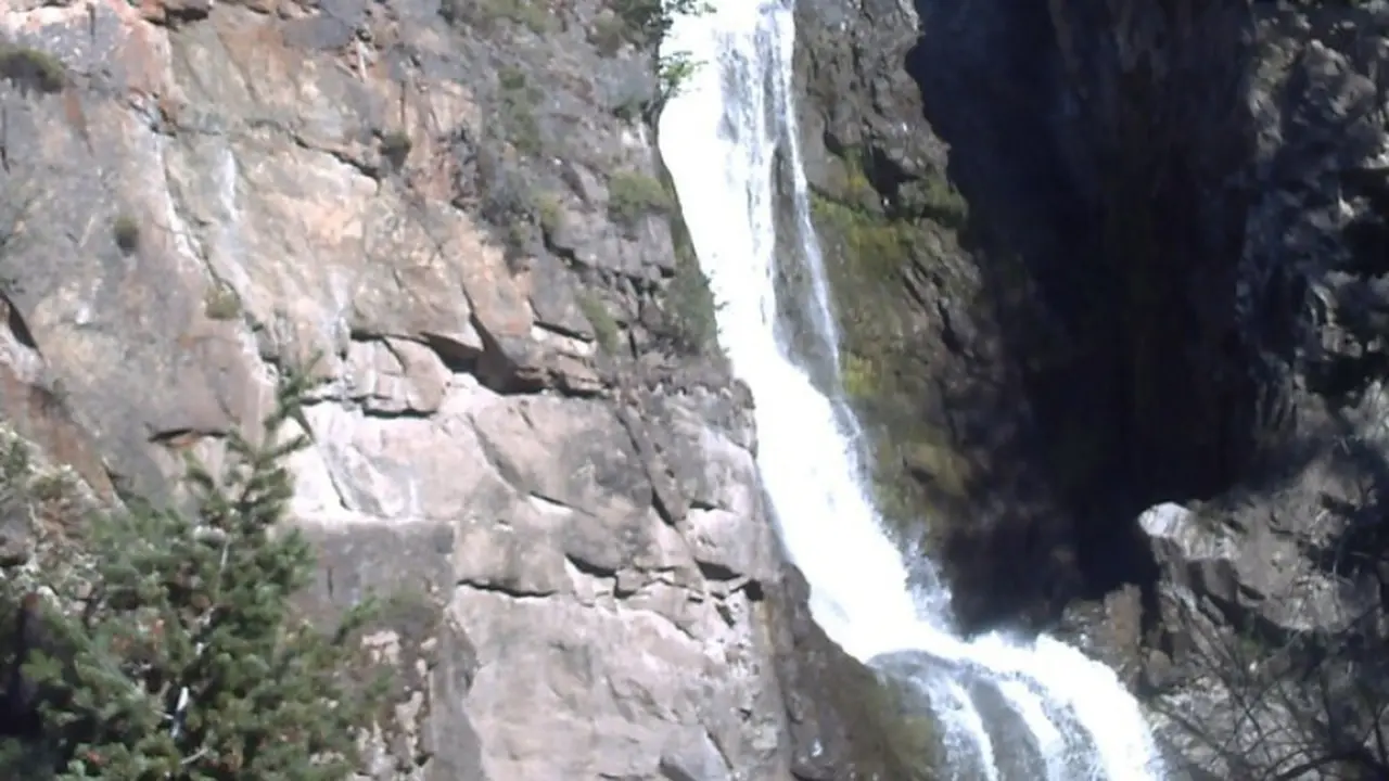 Selamatkan Ponsel, Turis Lokal Jatuh dari Air Terjun Setinggi 45 Meter