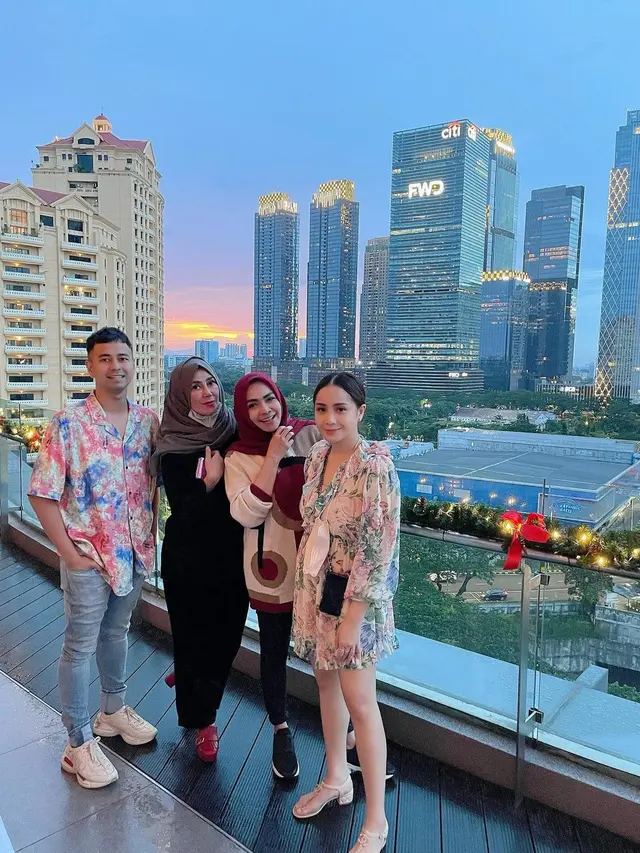 8 Potret Kebersamaan Rieta Amilia dan Amy Qanita, Disebut Besan Goals