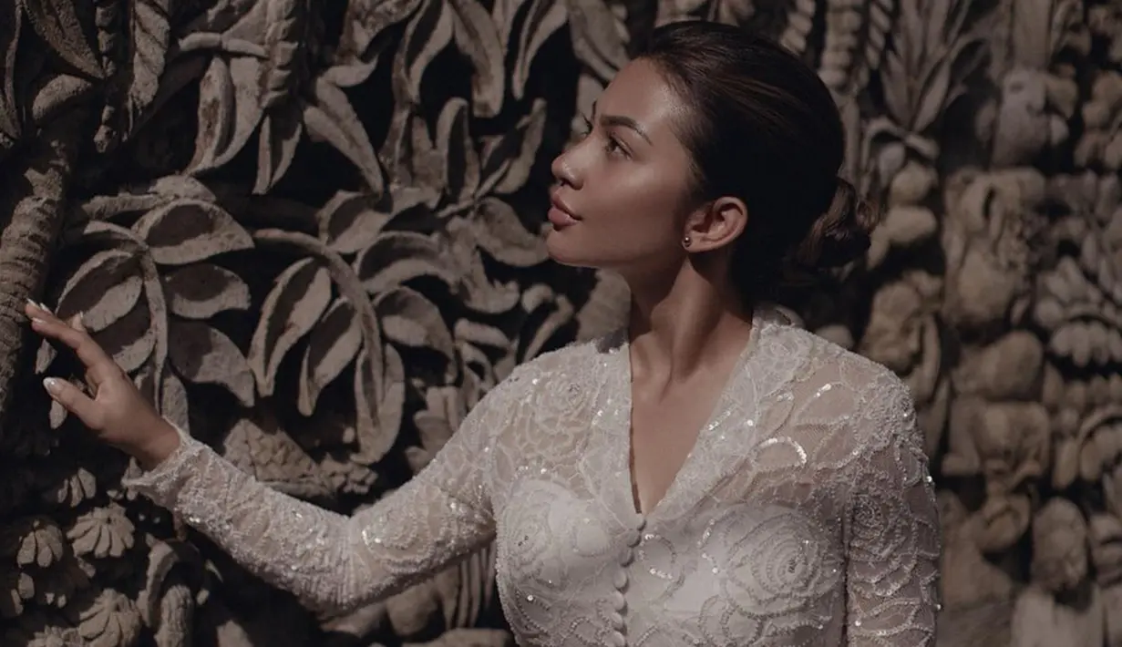 Saat memakai kebaya, wanita yang aktif sebagai aktris sekaligus model ini juga tampul dengan makeup sederhana. Bahkan, rambut panjangnya dibuat cukup minimalis namun tetap meninggalkan kesan anggun. (Liputan6.com/IG/@arieltatum)