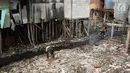 Petugas membersihkan sampah yang memenuhi aliran Kali Gendong di kawasan Penjaringan, Jakarta, Senin (3/12). Penumpukan sampah diperparah dengan perilaku warga yang membuang sampah sembarangan. (Liputan6.com/Immanuel Antonius)