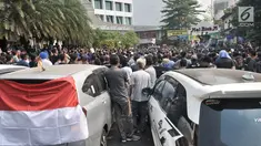Massa sopir GoCar menggelar aksi di Kantor Gojek, Pasar Raya Blok M, Jakarta, Senin (5/8/2019). Aksi yang diikuti ribuan sopir GoCar dari wilayah di Indonesia menuntut aplikator mengembalikan insentif, memperjelas status kemitraan, dan open suspend secara nasional. (merdeka.com/Iqbal S. Nugroho)