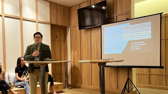 Founder klinik Esthera, dr. Laurent L. Supit, SpBP mempresentasikan tren kecantikan dan treatment yang ada di kliniknya, di Jakarta, 4 Februari 2023.