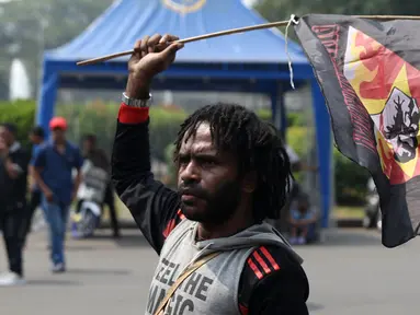 Salah satu pemuda Papua saat aksi di kawasan depan Istana Negara, Jakarta, Kamis (2/8). Aksi ini untuk memperingati 49 tahun penentuan pendapat rakyat (Pepera) 1969. (Liputan6.com/Helmi Fithriansyah)
