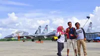 Ramai-ramai Selfie di Depan Pesawat Sukhoi