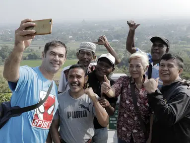 Legenda olahraga Indonesia foto bersama di Yogyakarta, Rabu (18/7/2018). Mereka kembali dipertemukan dalam rangkaian acara kirab obor Asian Games 2018. (Bola.com/M Iqbal Ichsan)