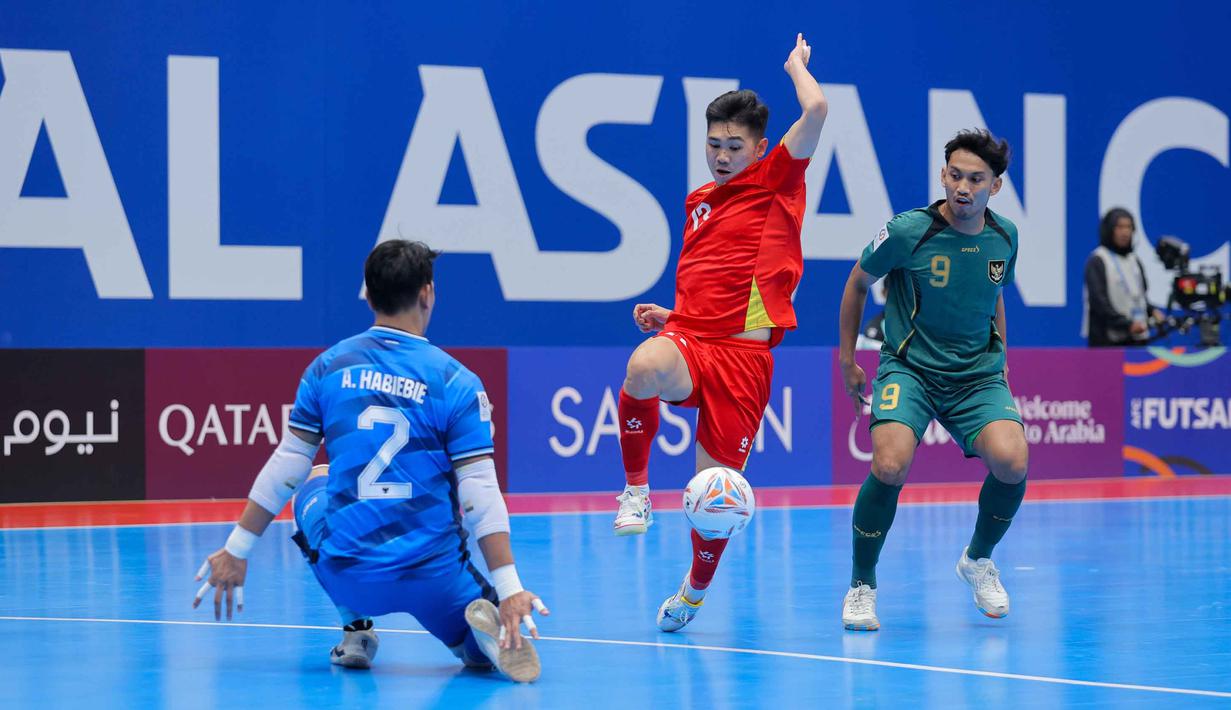 Di babak kedua, serangan berbahaya Vietnam hampir mengoyak gawang Indonesia. Tampak dalam foto, penjaga gawang Timnas Futsal Indonesia, Ahmad Habiebie (kiri) berusaha menahan serangan pemain Vietnam pada babak perempat final Piala Asia Futsal 2026 di Indonesia Arena, Kompleks Gelora Bung Karno, Senayan, Jakarta, Selasa (3/2/2026). (Bola.com/Bagaskara Lazuardi)