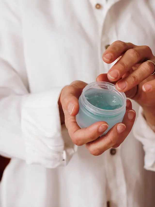 6 Produk Skincare yang Sebaiknya Disimpan di Kulkas Menurut Dermatologis