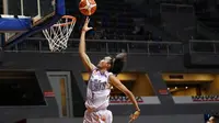 Pemain CLS Knight, Sandy Febiansyah #9 melakukan tembakan saat melawan Satya Wacana pada perempat final Playoffs Indonesia  Basket League (IBL) di Britama Arena, Jakarta, Selasa (17/5/2016). (Bola.com/Nicklas Hanoatubun)