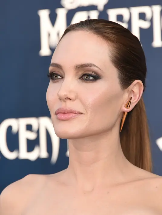 Angelina Jolie memang terkenal dengan suguhan akting yang luar biasa. Namanya pun sudah malang melintang di film Hollywood. Tak hanya piawai dengan akting, Angelina punya kelebihan pada fisiknya yaitu mempunyai bibir seksi dan menggoda. (AFP/Bintang.com)