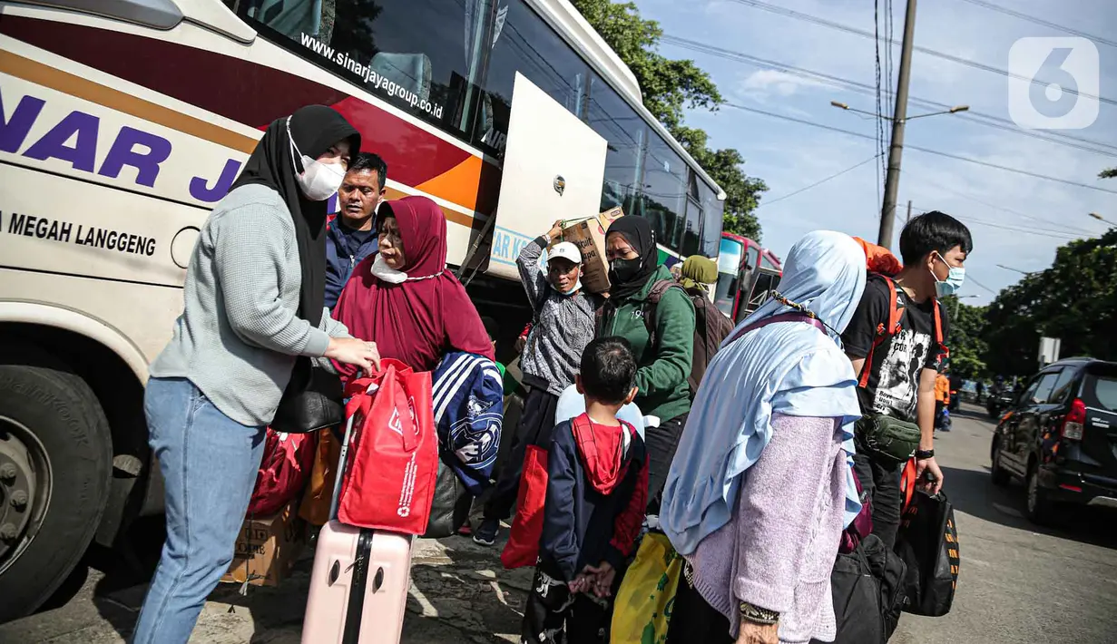 <p>Penumpang mengambil barang bawaan mereka dalam bagasi bus setibanya di Terminal Kampung Rambutan, Jakarta TImur, Jakarta, Minggu (8/5/2022). Terminal Kampung Rambutan telah melewati puncak arus balik Lebaran 2022, yakni pada H+4. (Liputan6.com/Faizal Fanani)</p>