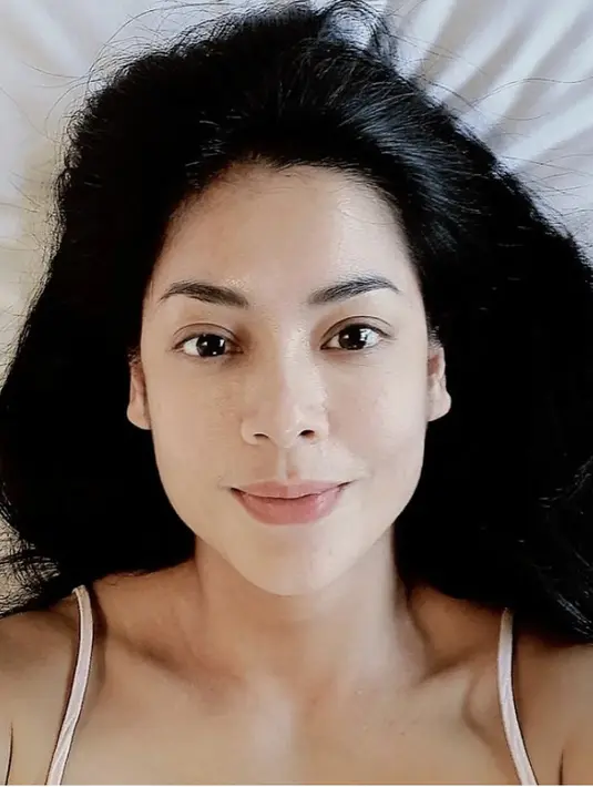 Berpose sambil rebahan, Lulu tobing pun menampilkan wajah cerah diusia 44 tahun. @lutob