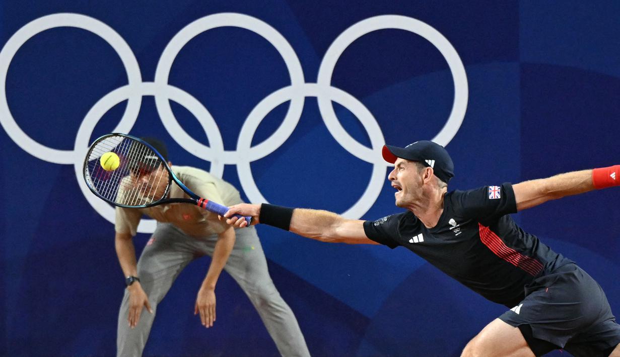 Petenis Inggris, Andy Murray berusaha menjangkau bola pukulan dari pasangan Amerika pada babak perempat final tenis nomor ganda campuran Olimpiade Paris 2024 di Roland-Garros Stadium, Paris, Prancis, Kamis (01/08/2024). (AFP/Patricia De Melo Moreira)
