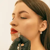 Hari Raya identik dengan momen berkumpul bersama keluarga dan mengambil banyak foto (Sumber: Pexels.com)