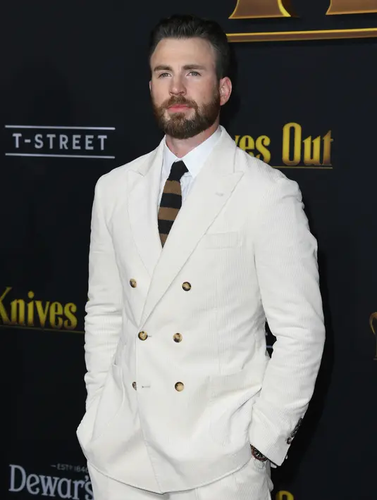 Chris Evans menghadiri pemutaran perdana "Knives Out" Lionsgate di Regency Village Theatre di Westwood, California pada 14 November 2019. Nama Chris Evans melambung setelah memainkan film superhero Captain America garapan Marvel. (Jon Kopaloff/Getty Images,/AFP)