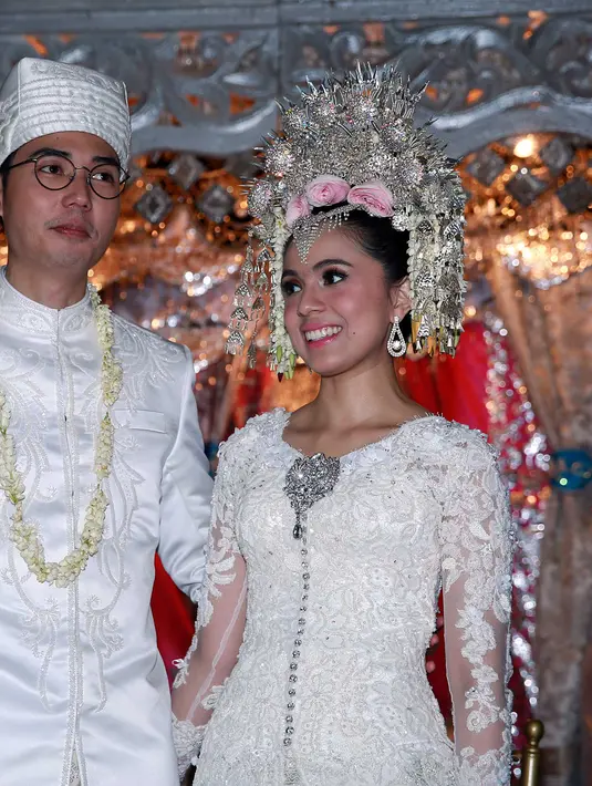 Akad nikah Nycta Gina dan Rizky Kinos. "Alhamdulillah status saya sama Gina sudah berubah jadi suami dan istri," tandas Rizky yang disambut senyum manis dari sang istri. (Deki Prayoga/Bintang.com)