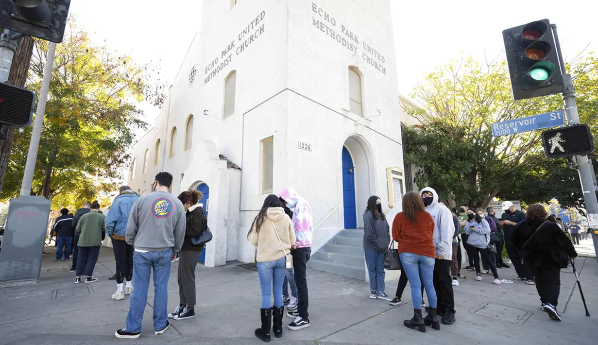 Orang-orang mengantre untuk tes COVID-19 di Echo Park, California, Amerika Serikat, 4 Januari 2022. California mulai merasakan murka penuh varian Omicron. (Sarah Reingewirtz/The Orange County Register via AP)