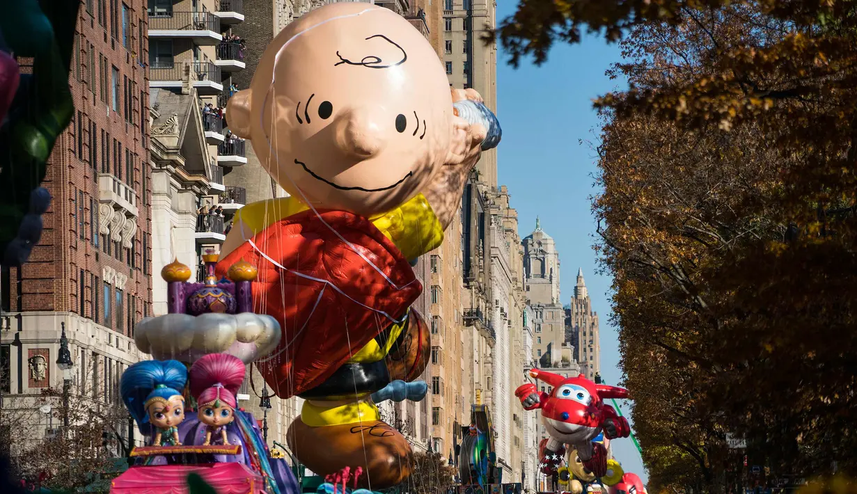 Balon Charlie Brown saat memeriahkan parade Hari Thanksgiving di Manhattan, New York, AS (23/11). Peringatan 'Thanksgiving' merupakan Hari Pengucapan Syukur di akhir musim panen. (AP Photo / Craig Ruttle)