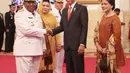Presiden Joko Widodo bersalaman dengan Wan Thamrin Hasyim usai dilantik menjadi Gubernur Riau di Istana Negara, Jakarta, Senin (10/12). Wan Thamrin menggantikan Arsyadjuli Andi Rachman yang memilih mundur dari jabatannya. (Liputan6.com/Angga Yuniar)