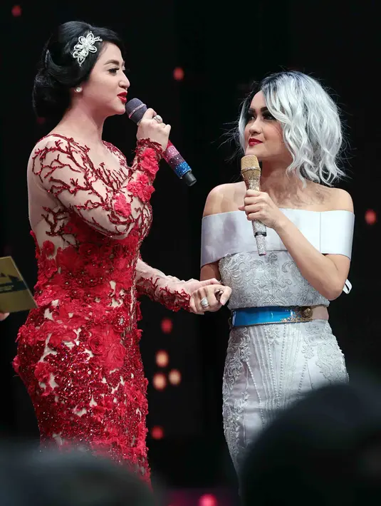 "Nanti kita duet bareng yak," ucap Jupe pada Dewi Perssik di panggung ADI 2016, Senin (5/12/2016). Ucapan Jupe pun ditanggapi oleh Dewi Perssik, "namanya DJ ya? Dewi-Jupe atau JD yak," sambut Dewi Perssik. (Deki Prayoga/Bintang.com)