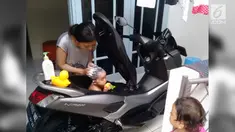 Siapa sangka bagasi motor bisa menjadi tempat mandi anak. Aksi ini dilakukan seorang Ibu dan menjadi viral di medsos.